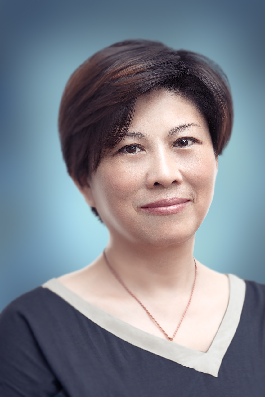 好吧,其实标题应该是《把我妈P成一枝花》 我亲娘如今已51岁 为了展现她当年的风貌,我决定做一次大手术 从没精修过人像,试一次 纯粹个人爱好,不是什么商业稿 过程如下:(附gif过程动画) - - - - 作为一名网页设计湿,对于摄影和修片就知道这么多了,欢迎各路正牌摄影后期高手出现指导一下! 参考文献:《广告级皮肤处理之方法1——明度处理法》 ---李涛 老师 (责任编辑:极限)