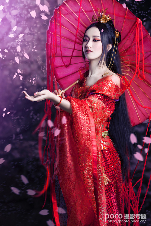 调色合成唯美的紫红色古典美女照片