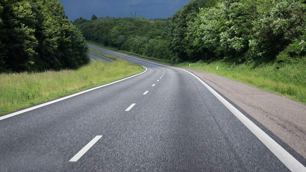 Photoshop创意合成在公路上游泳的运动员,PS教程,PS家园网