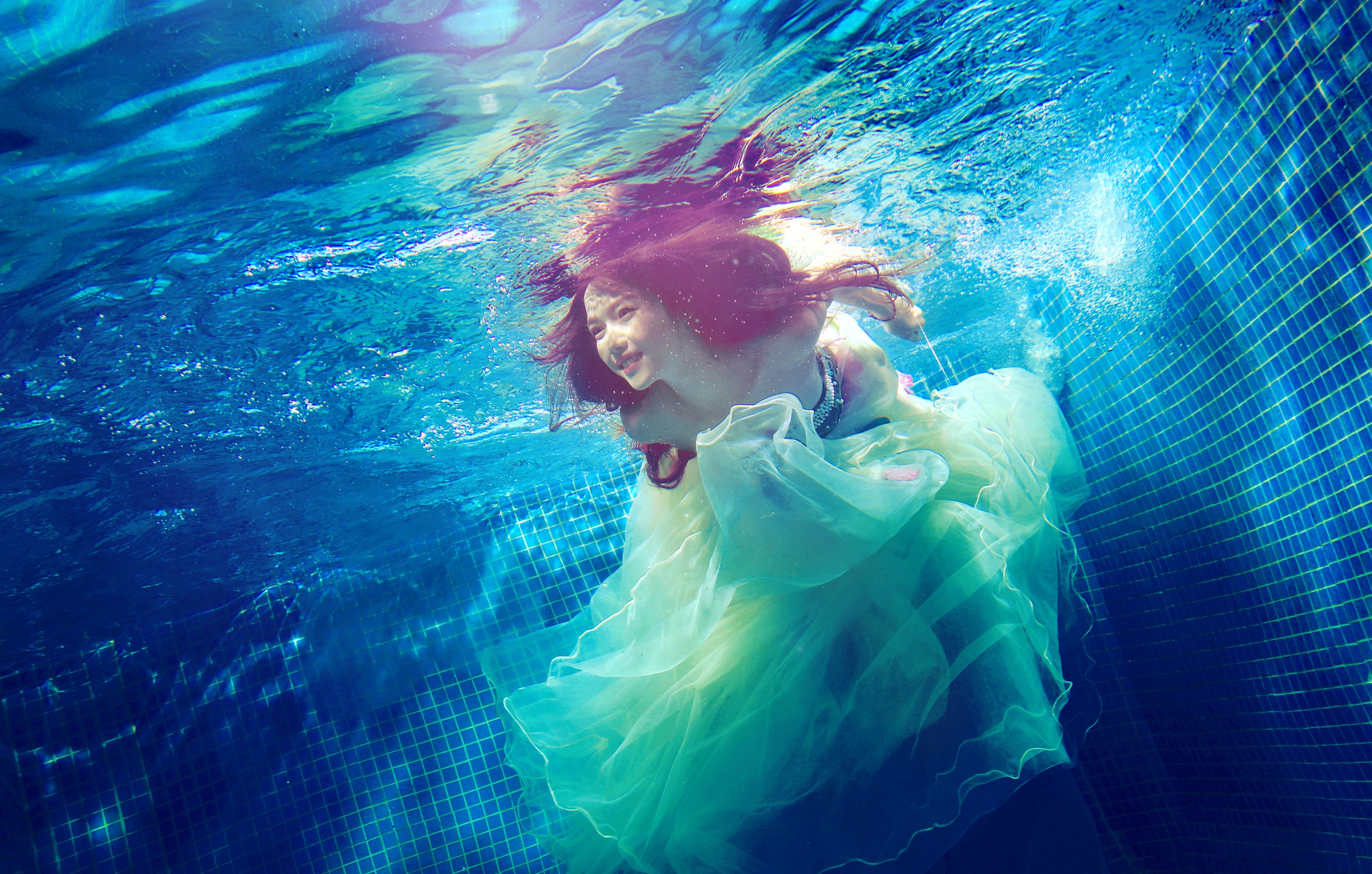 Photoshop制作清澈的水下人物写真效果图,PS教程,PS家园网