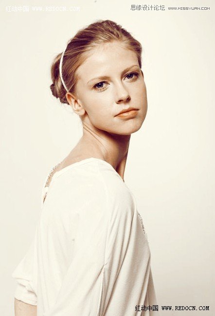 Photoshop调出室内人像照片淡黄色效果