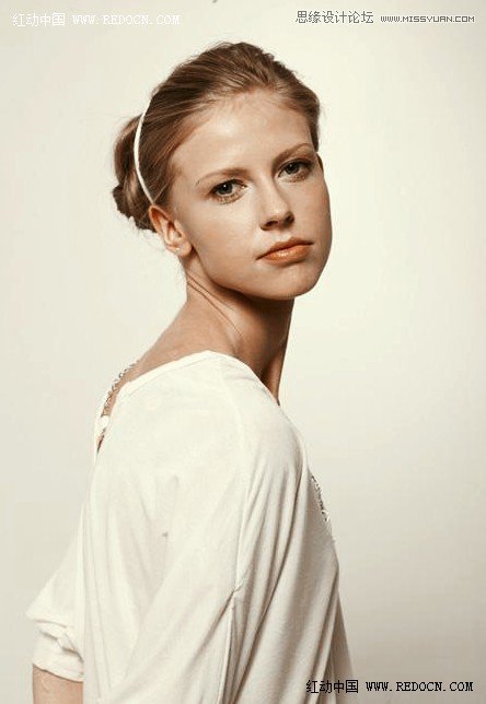 Photoshop调出室内人像照片淡黄色效果