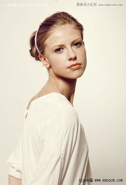 Photoshop调出室内人像照片淡黄色效果