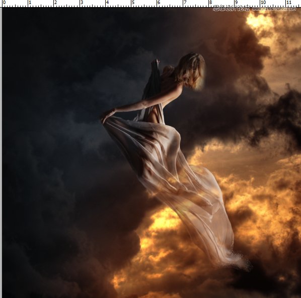Photoshop合成在乌云密布中飞舞的天使