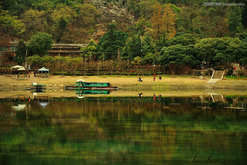 Photoshop结合滤镜纠正偏灰的风景照片