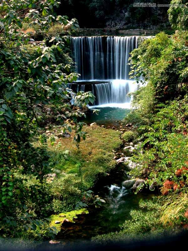 Photoshop给灰蒙蒙的瀑布照片调的更清新