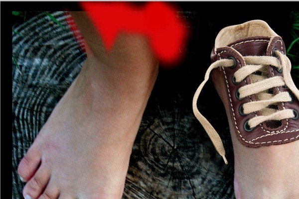 Photoshop合成长在脚上的神奇鞋子